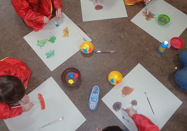 Kinder experimentieren mit Grundfarben