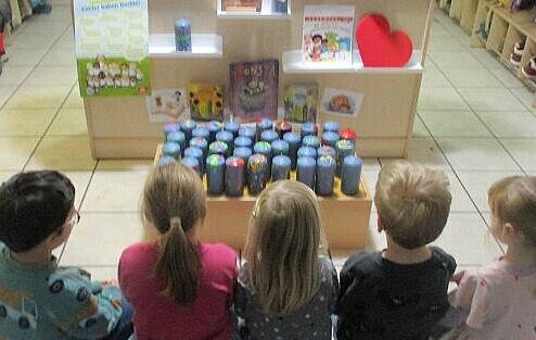 Kinder sitzen vor blauen Kerzen