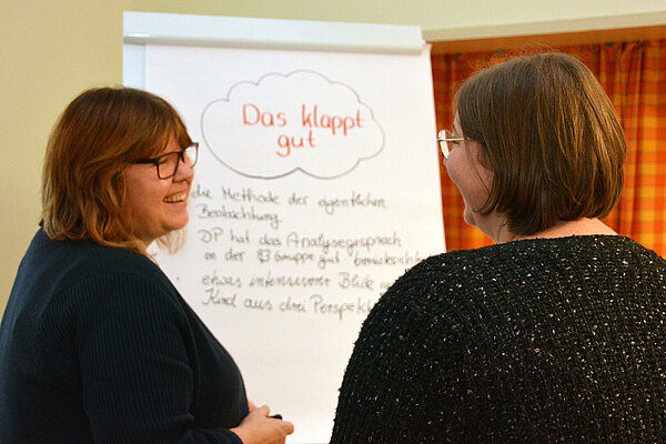 Das KiTa-Team tauscht sich über die Bildungsdokumentation aus.