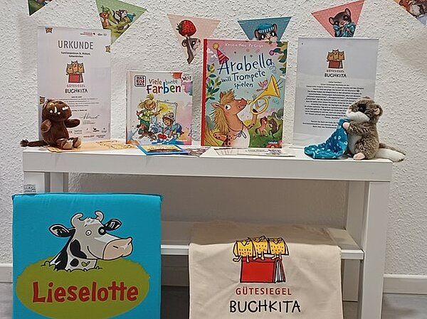 Dekorierter Büchertisch