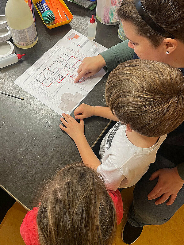 Kinder sichten Baupläne