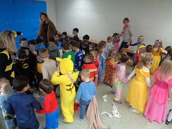 KiTa St. Johannes, Gladbeck: Kinder und pädagogische Fachkräfte feiern gemeinsam eine Karnevals-Party.