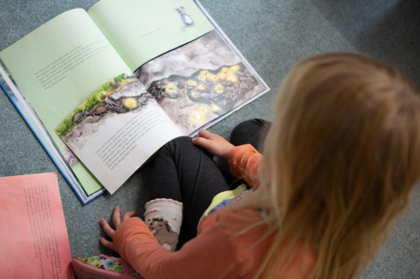 Kind liest ein Buch