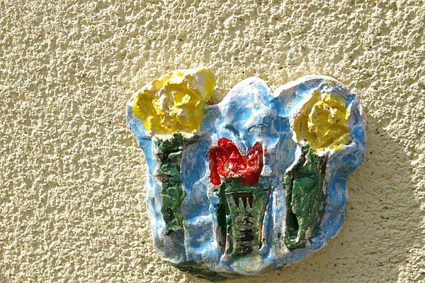 Selbstgestaltete Keramik mit Blumen