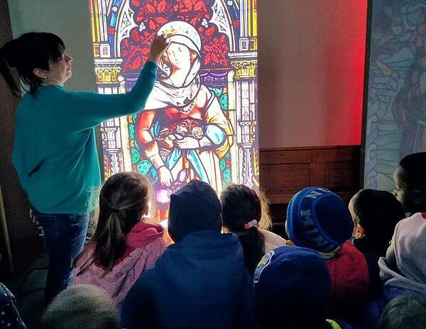 Kinder besuchen eine Ausstellung