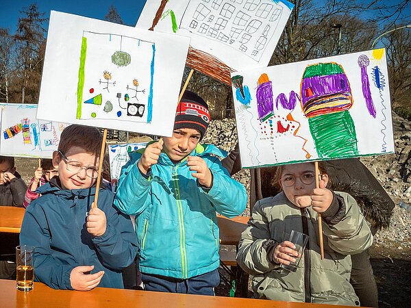 Kinder haben auf Plakaten visualisiert, wie ihre KiTa künftig aussehen kann