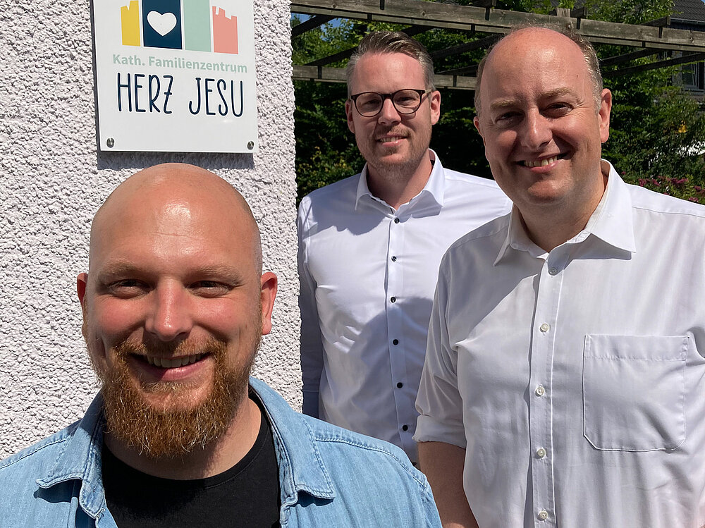 KiTa-Leiter Tobias König, Geschäftsführer Roman Hansen, MdB Matthias Hauer