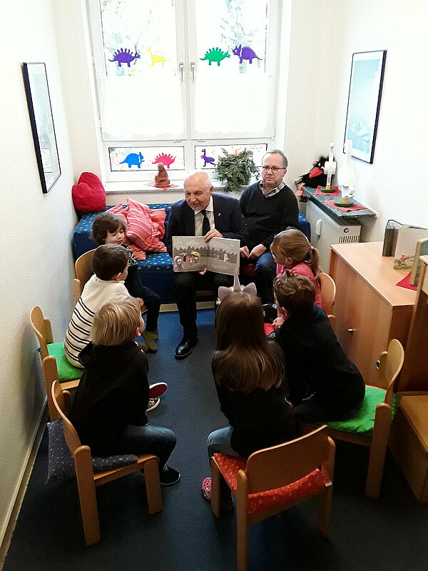 Bürgermeister liest Kindern vor