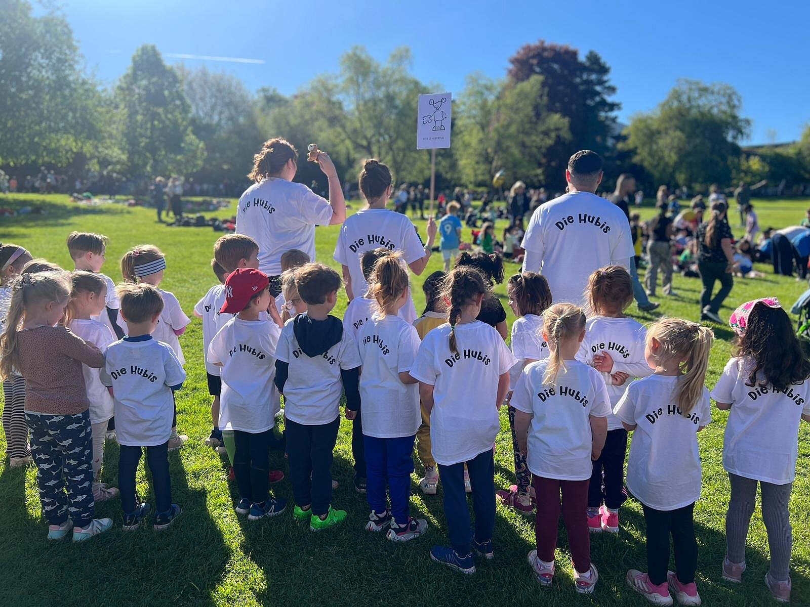 Kinder beteiligen sich mit dem Teamnamen "Die Hubis" am Lauf