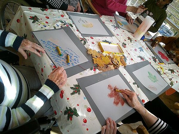 Kinder basteln mit Senioren Laternen