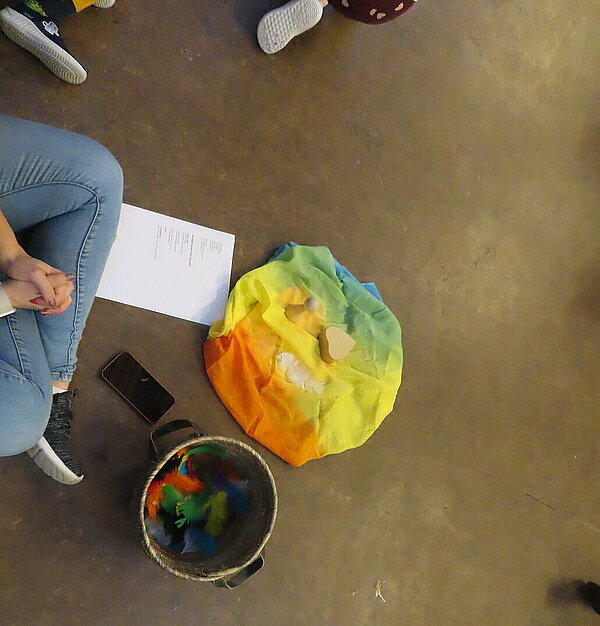 Tuch und Federn auf dem Boden