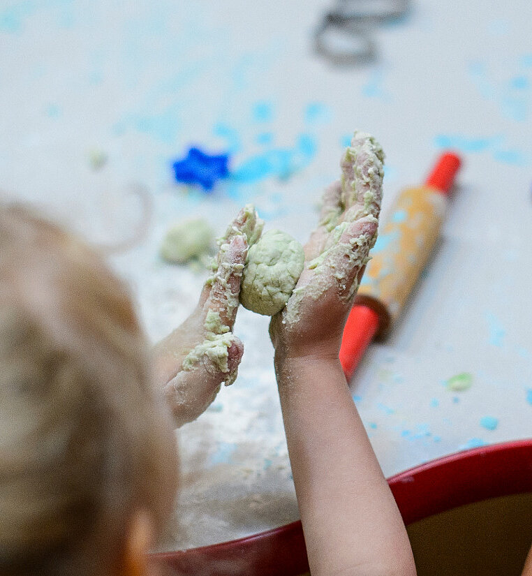 Kinder kneten und rollen Spielschaum aus