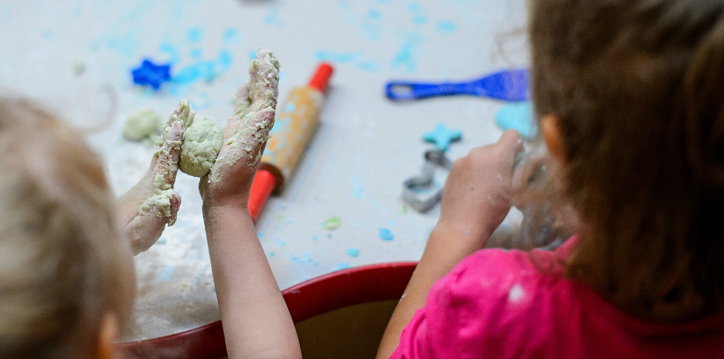 Kinder kneten und rollen Spielschaum aus