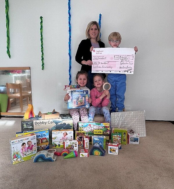 Foto von Kindern, KiTa-Leitung und Spende
