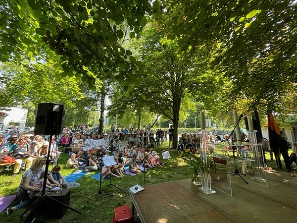 Altar in der Natur. Menschenmenge drum herum.