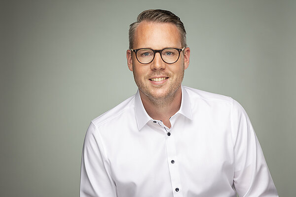 Porträt Roman Hansen