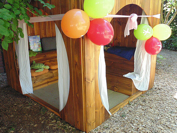 Au&szlig;enansicht Holz-Lounge