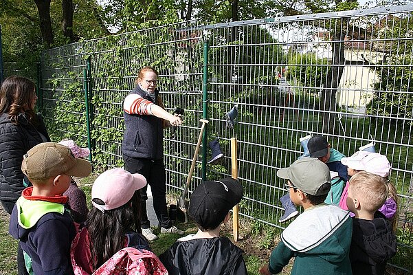Kinder erfahren, wie lange Materialien brauchen, um sich zu zersetzen