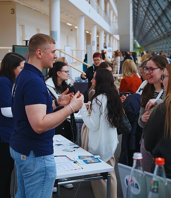 Gespräche am Stand der MAV