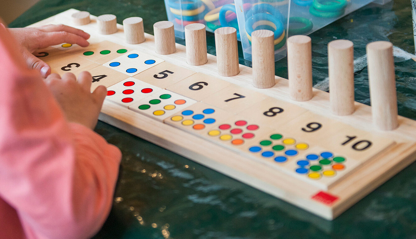 Kind spielt mit Zahlenpuzzle