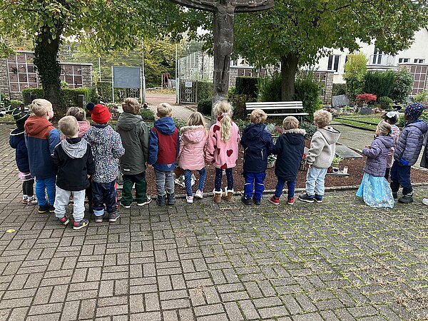 Kinder besuchen Friedhof