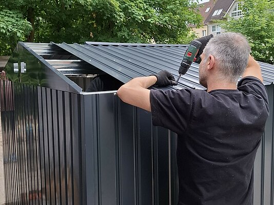 KiTa-Vater baut Geräteschuppen auf