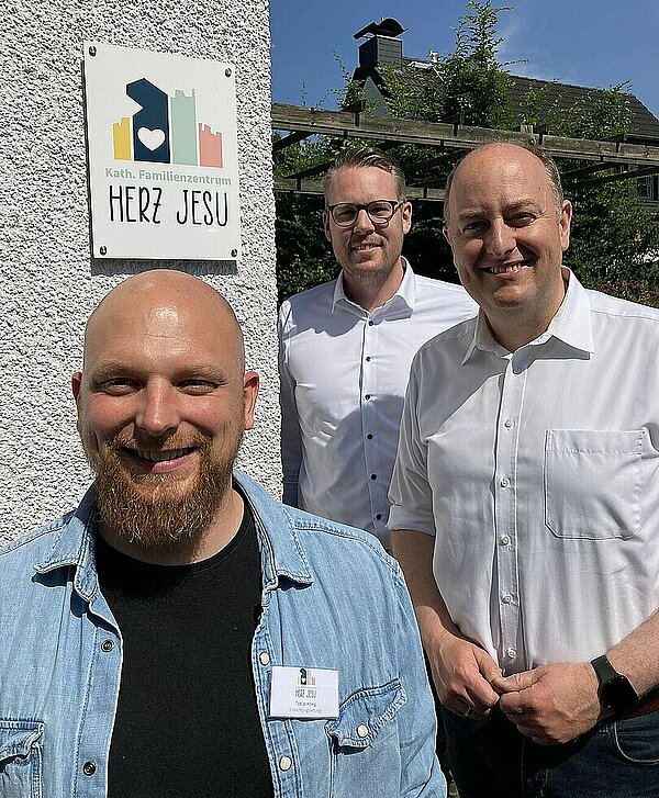 v.l.: KiTa-Leitung Tobias König, Geschäftsführer Roman Hansen, MdB Matthias Hauer