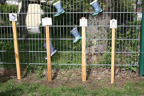 Kinder erfahren, wie lange Materialien brauchen, um sich zu zersetzen