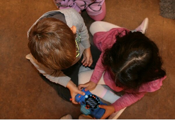 Kinder beschäftigen sich mit einer Kamera