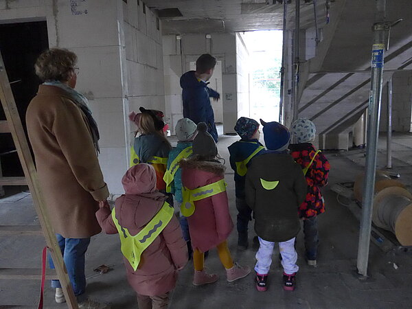 Kinder besuchen Baustelle