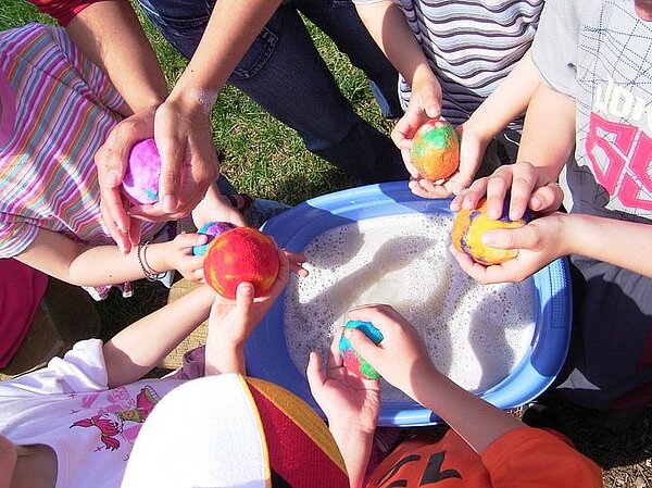 Kinder filzen bunte Kugeln