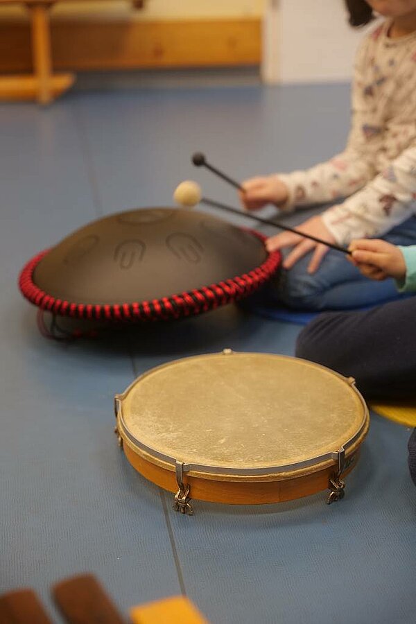 Kinder trommeln