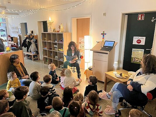 B&uuml;rgermeisterin Sabine Noll liest den KiTa-Kindern vor.