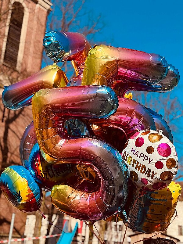 Bunte Luftballons mit der Zahl 5