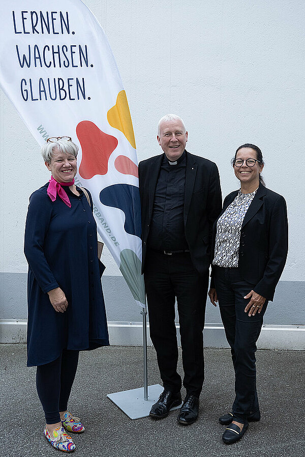 Christiana Meier-Happe, Propst Markus Pottbäcker (Vorsitzender der Verbandsvertretung) und Claudia Himmelsbach (Vorsitzende des Verwaltungsrates).