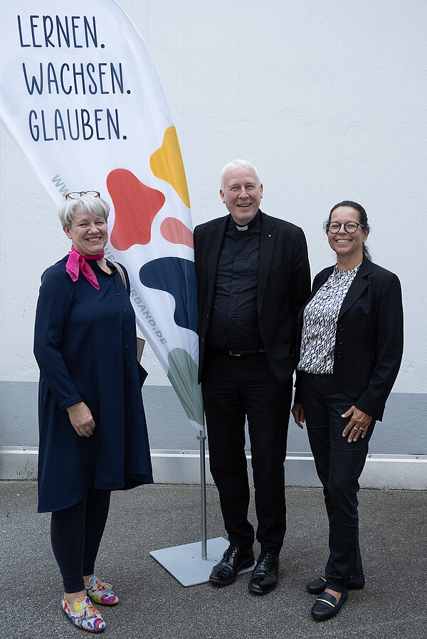 Christiana Meier-Happe, Propst Markus Pottbäcker (Vorsitzender der Verbandsvertretung) und Claudia Himmelsbach (Vorsitzende des Verwaltungsrates).