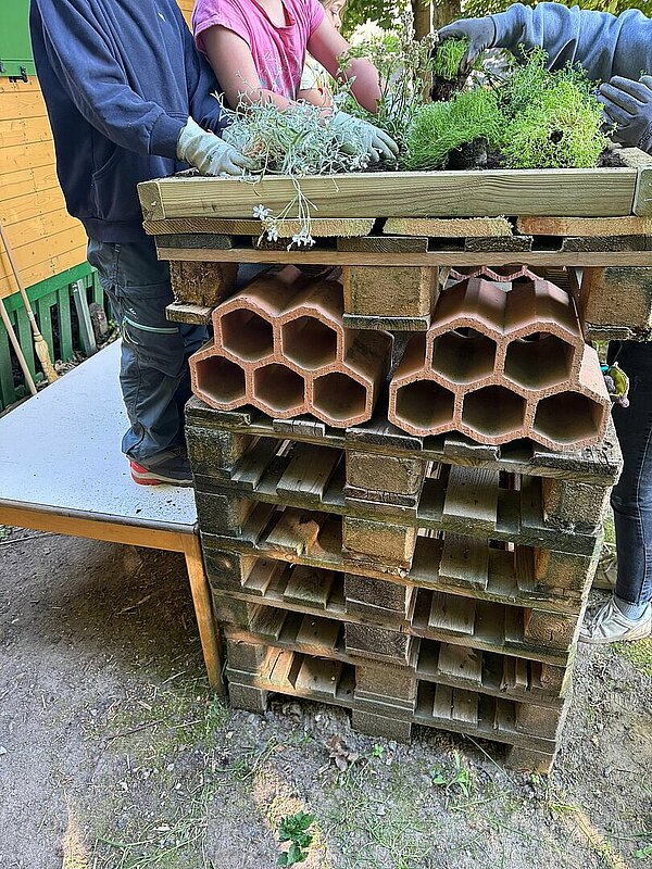 Insektenhotel aus altem Holz und Naturmaterialien