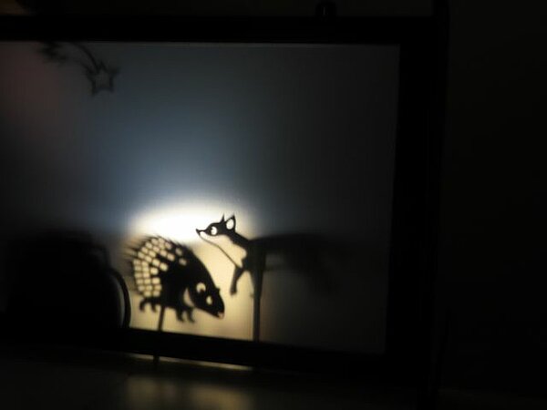Schattentheater zeigt Igel und Fuchs-Silhouetten