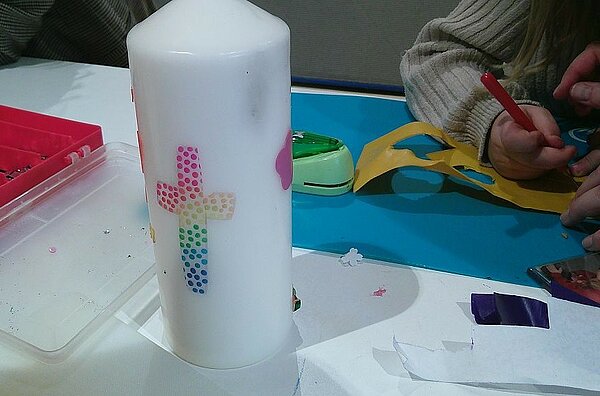 Kind gestaltet Osterkerze