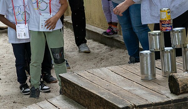 Kinder werfen auf Dosen