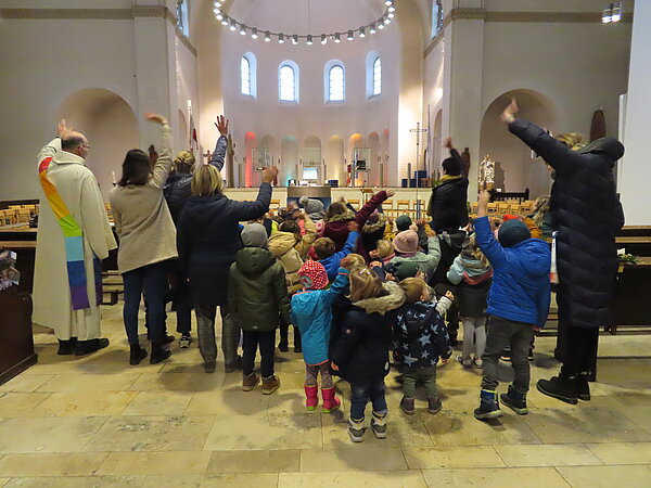Kinder winken und verabschieden sich von Kirche