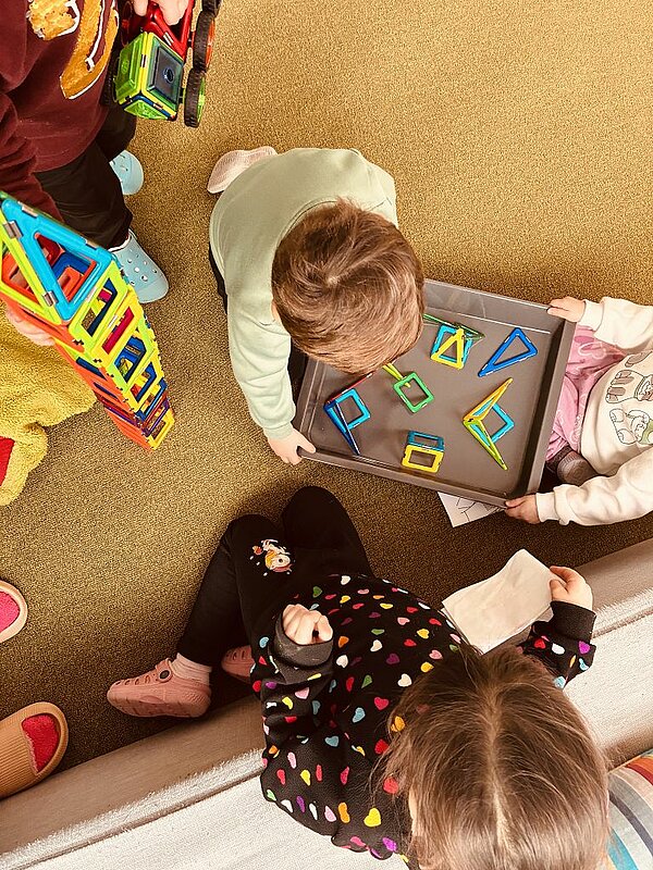 Kinder bauen Kugelbahn mit Backblech