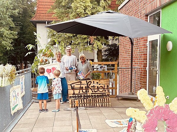 Kinder verkaufen ihre Kunstwerke