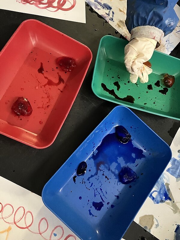 Kinder f&auml;rben Eisw&uuml;rfel ein und malen damit