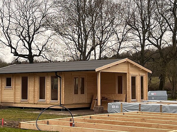 Au&szlig;enansicht Blockbohlenh&auml;user fertig