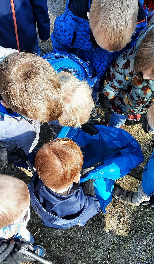 Kinder befreien Umgebung von Müll