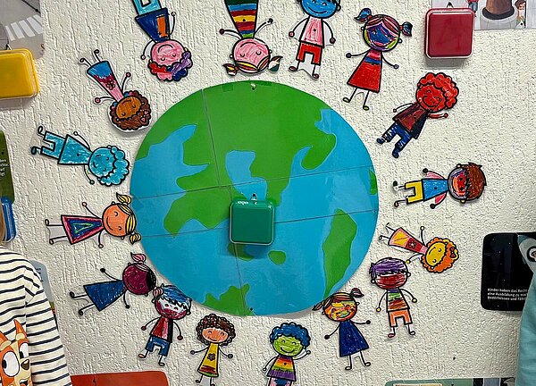 Selbstgestaltete Kinderrechte-Wand
