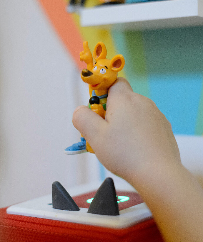 Kind platziert Figur auf Tonie-Box