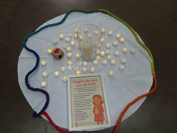 Tischdecke mit LED-Kerzen und Buch