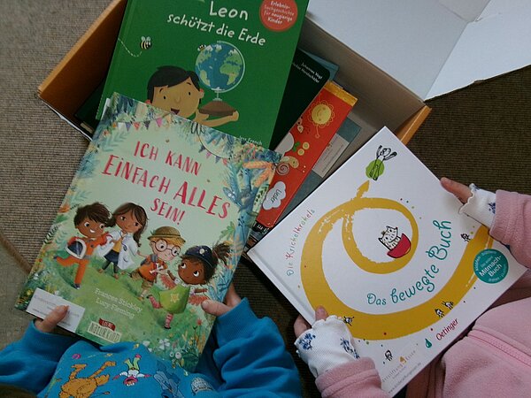 Kinder packen Bücherbox aus